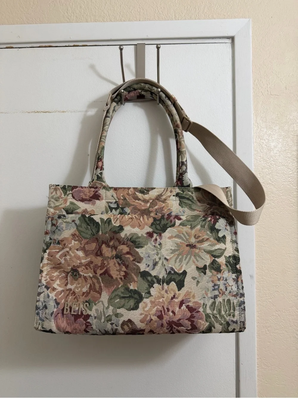 Beis floral tote - Picture 3 of 10